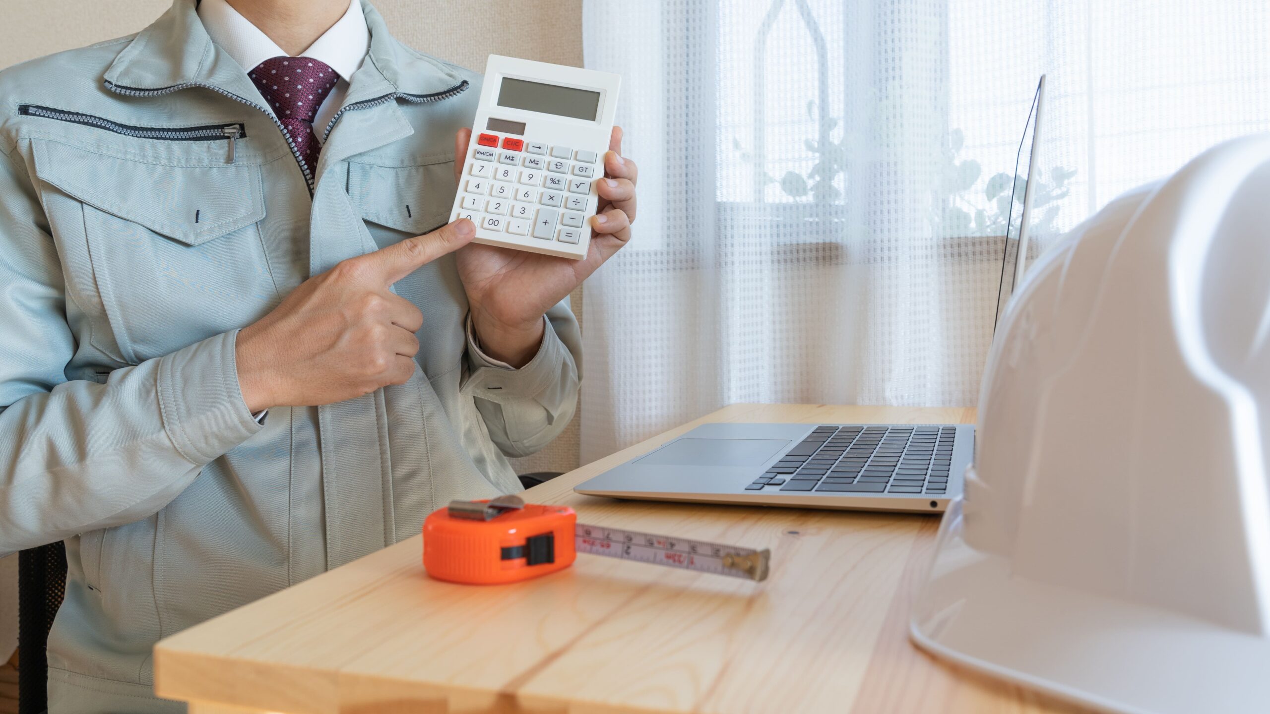 見積もりを提示する男性